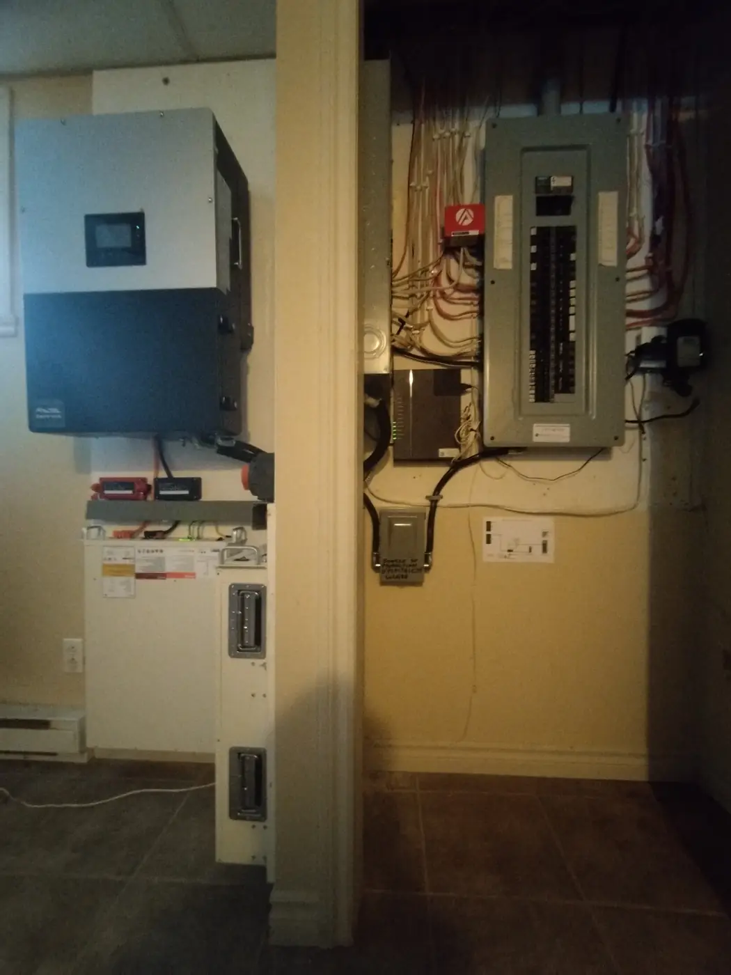 Onduleur hybride 12 kW et batteries de 10 kWh