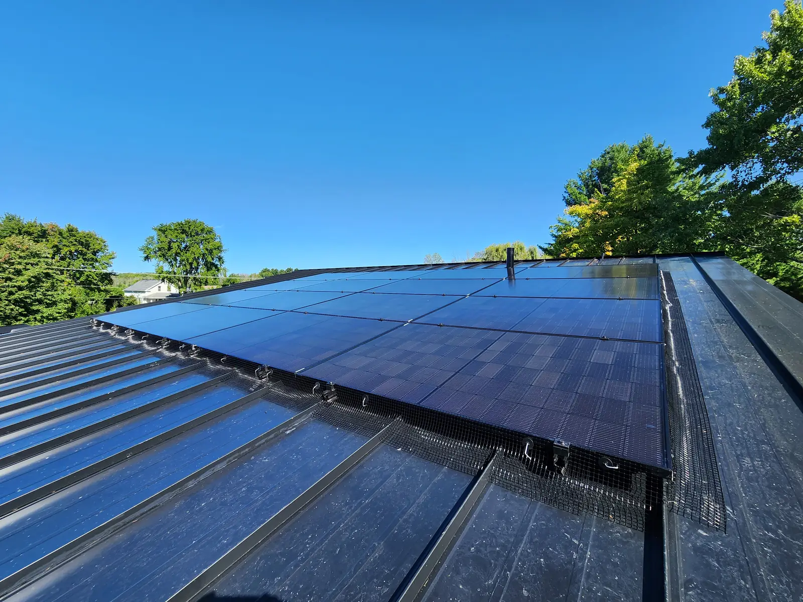 Modules noirs sur toiture d'acier